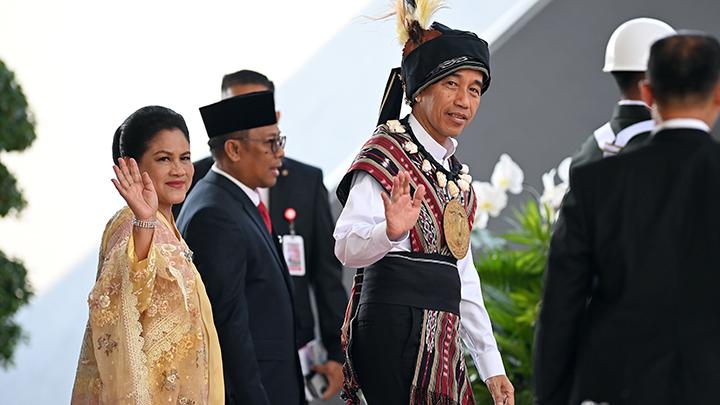Jokowi Pakai Pakaian Adat Tanimbar, Ada Pesan Soal Pemilu 2024 yang Ingin Disampaikan