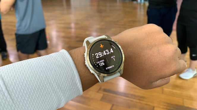 Olahraga dipandu smartwatch Garmin.
