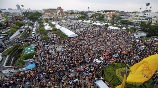 Massa pendukung Partai Move Forward merayakan kemenangan di jalan-jalan Bangkok