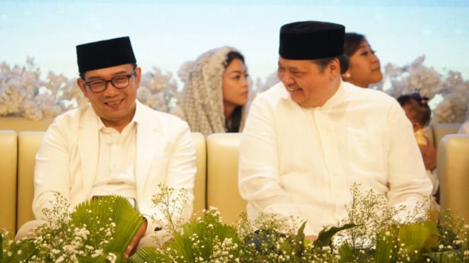 Ketum DPP Partai Golkar Airlangga Hartarto (kanan) bersama Ridwan Kamil.