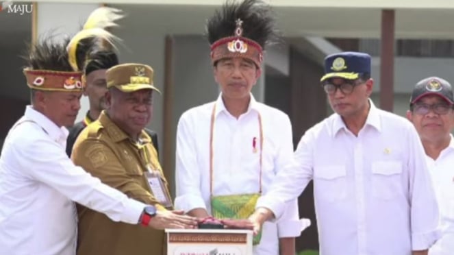 Presiden Jokowi menekan tombol sirine tanda diresmikannya operasional Bandara Siboru Fakfak, Papua Barat dan Bandara Douw Aturure Nabire, Papua Tengah, bertempat di Bandara Siboru Fakfak.