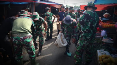 VIVA Militer: Prajurit TNI Kodim Bungo Tebo serbu pasar.