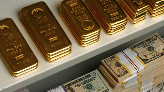 Ilustrasi emas batangan dan uang kertas dolar AS dalam brankas.